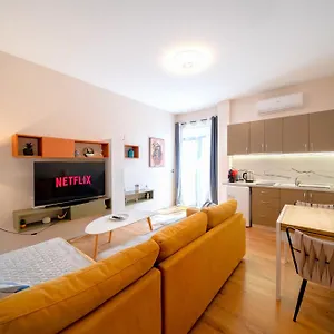 Apartment Colorful Comfy, Tirana